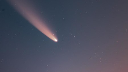 Contempla en calidad 4k el cometa Neowise elevándose sobre el planeta Tierra desde la vista de un astronauta en el espacio
