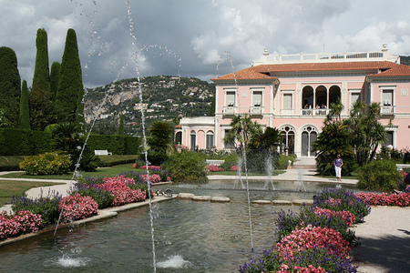 Villa Rothschild, espiando a los millonarios