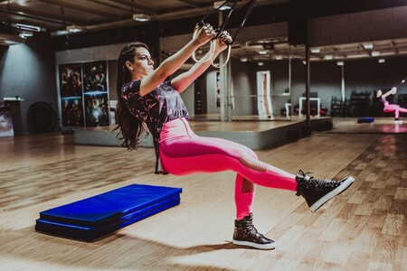 Entrena tus hombros en casa con el TRX: cinco ejercicios que tienes que probar