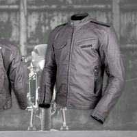 Apta para veganos, retro-deportiva y asequible. Cuero encerado para la chaqueta Hevik Madsen