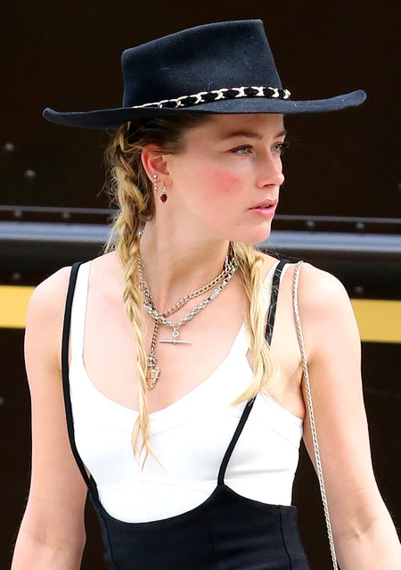 Amber Heard o cómo petarlo con un sencillo sombrero de ala ancha, ¿todavía no has sucumbido a la tentación?