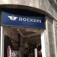 Dockers rebaja por menos de 30 euros los pantalones más cómodos para ir a la oficina  