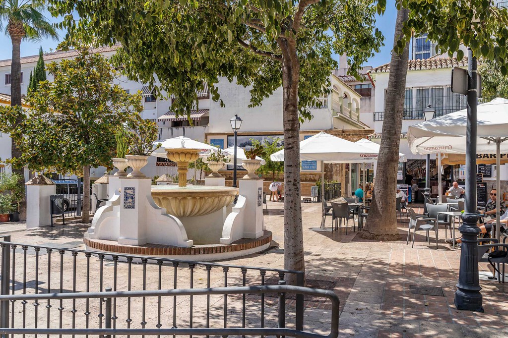 Benalmádena quiere disparar las ventas en sus tiendas. Así que ha declarado la guerra a los toldos de colores