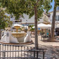 Benalmádena está tan harta del caos de colores y tipografías en sus toldos que ha tomado una decisión: lo mismo para todos