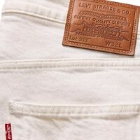Levi's arrasa liquidando al 50% de descuento los pantalones blancos que más vamos a llevar esta temporada