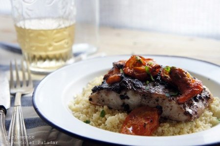 Bacalao con tapenade de aceitunas negras y tomates. Receta