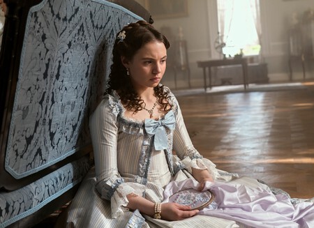 Connie Jenkins-Greig como Violet en 'La reina Carlota'