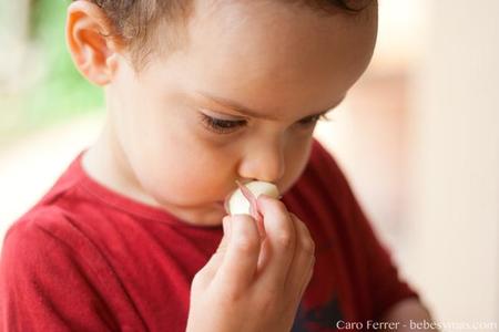 niño oliendo ajo