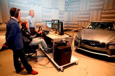 Sebastian Vettel haciendo pruebas en el Centro Tecnológico de Infiniti