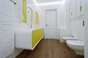 Blanco, amarillo y verde, una combinación atrevida para un baño que te va a enamorar