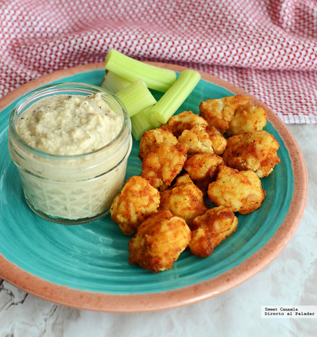 Alitas de coliflor con salsa Búfalo. Receta de botana vegana