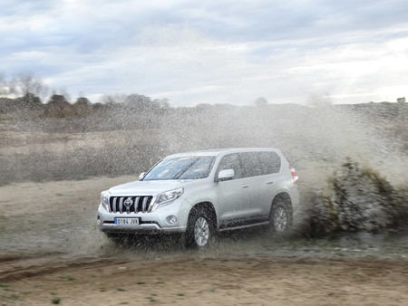 Probamos el nuevo Toyota Land Cruiser VXL, y sí, nos vamos al agua y al barro