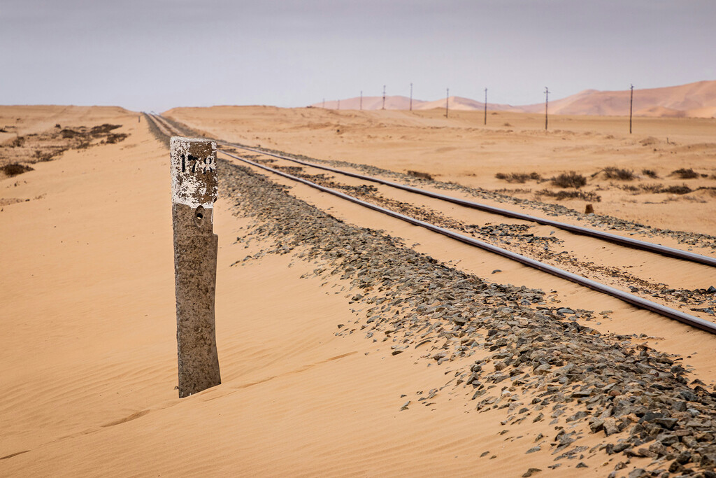 Emiratos y Omán están construyendo un megatren de 3.000 millones de dólares. El problema es que atraviesa un campo de batalla de drones 