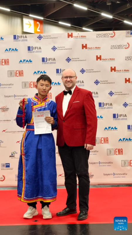 Jia Mingxuan com prêmio