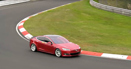 ¡Ahora sí! El Tesla Model S bate al Porsche Taycan como la berlina eléctrica más rápida en Nürburgring con 7:20 minutos