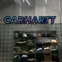 La chaqueta más elegante de Carhartt liquida su precio a la mitad y ya se está agotando  