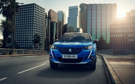 El Peugeot 2008 lidera las ventas de coches en octubre: otro mes nefasto para el sector que sigue en caída libre