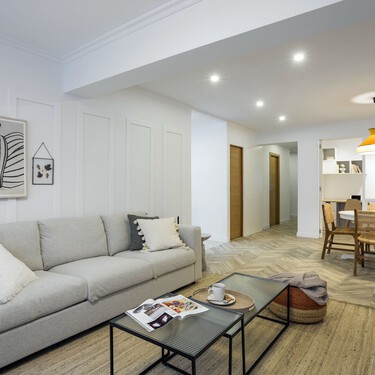 Este piso situado en un edificio de los años 60 necesitaba una reforma urgente: con un presupuesto ajustado se transformó en una vivienda moderna y luminosa