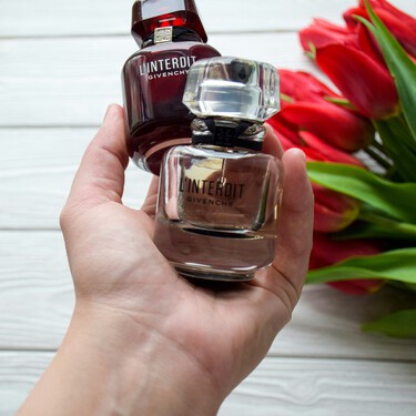 Si tu perfume provecha dolor de cabeza, no es que sea mala: es que hay narices que no lo toleran. Y el motivo es más común de lo que crees