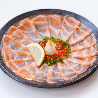 Usuzukuri: así es el arte japonés para cortar el pescado en láminas casi transparente