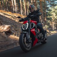 ¡Demoledora! La Ducati Diavel V4 es una bestia con 168 CV, mucho músculo y cuatro salidas de escape