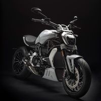 Blanco inmaculado y mejor comportamiento para la Ducati XDiavel S, una cruiser siniestra a la italiana
