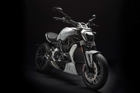 Blanco inmaculado y mejor comportamiento para la Ducati XDiavel S, una cruiser siniestra a la italiana