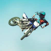 Cuidado peraltes, la Yamaha YZ250F 2017 ha venido a destruiros