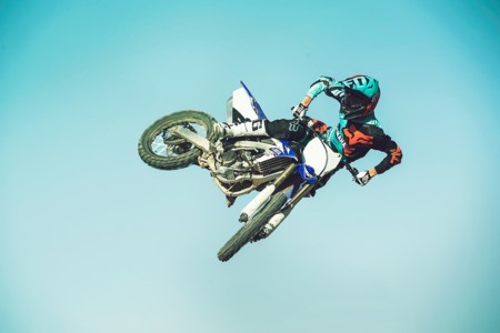 Cuidado peraltes, la Yamaha YZ250F 2017 ha venido a destruiros