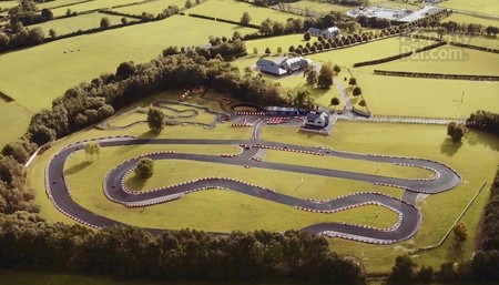 El sueño de todo amante de los karts está a la venta: tu propia pista, en el jardín de tu casa