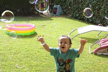 niño burbujas