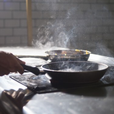 El truco casero definitivo para dejar tus sartenes como nuevas sin frotar (y con lo que tienes a mano) 