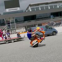 Vuelve el loco de la Vespa. Ahora se ha marcado un récord Guinness haciendo un slalom con una bolsa en la cabeza