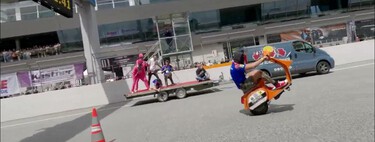 Vuelve el loco de la Vespa. Ahora se ha marcado un récord Guinness haciendo un slalom con una bolsa en la cabeza