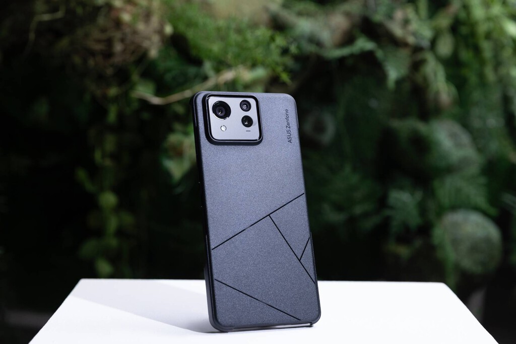 Asus Zenfone 11 Ultra: un gigantón que apuesta por la IA y por una batería de lo más prometedora