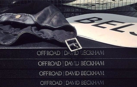 David Beckham y Peter Lindbergh rodeados de moteros durante el lanzamiento del libro Off Road