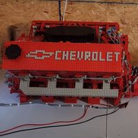 Alucina con el vídeo de este motor V8 a tamaño real construido con LEGO de los años 70 controlado por un viejo ordenador