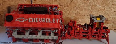 Alucina con el vídeo de este motor V8 a tamaño real construido con LEGO de los años 70 controlado por un viejo ordenador