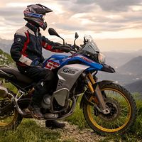 BMW F 850 GS Adventure: Suspensiones más largas, más protección y ¡hasta 550 km de autonomía!
