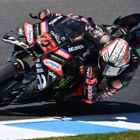 Marco Bezzecchi vuela en Phillip Island y Marc Márquez es el único que se inmiscuye en seco en la copa Aprilia 