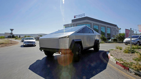 Alguien se ha cansado de esperar a la Tesla Cybertruck... así que ha fabricado una réplica sobre la Ford F-150 Raptor