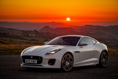 Jaguar celebra 70 años del lanzamiento del XK120 con el F-Type Chequered Flag Edition