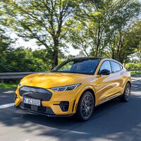 El CEO de Ford ordenó desmantelar Teslas y encontró muy malas noticias: tenían 1.6 km menos de cables que su Match-E 