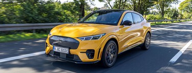 El CEO de Ford ordenó desmantelar Teslas y encontró muy malas noticias: tenían 1.6 km menos de cables que su Match-E 