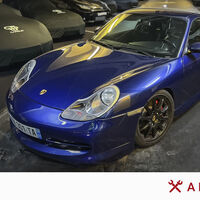 Este piloto quitó el vinilo de su Porsche 911 y al mismo tiempo la pintura del coche. Estos son los consejos a la hora de aplicar un vinilo al coche y que no te pase lo mismo 