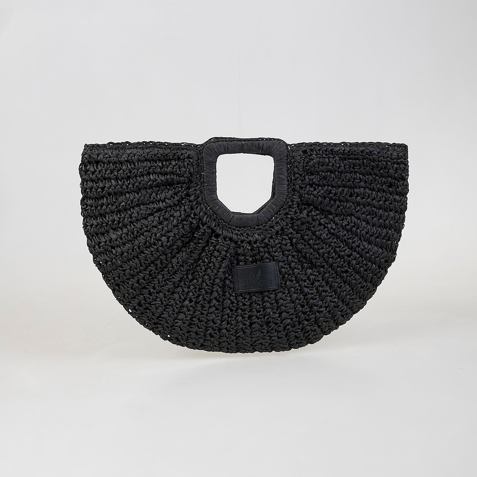 System Action
Bolso de mano negro en forma de media luna trenzada