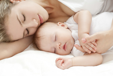 ¿Cuántas horas necesita dormir tu hijo? ¿Y tú? Nuevas recomendaciones de los expertos sobre el tiempo de sueño según la edad