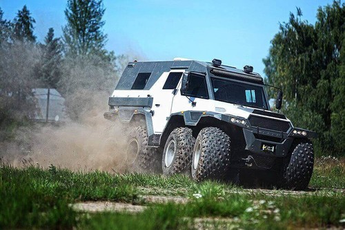 Ruso, enorme y anfibio. Así es el Avtoros Shaman 8x8, el ciempiés de la estepa