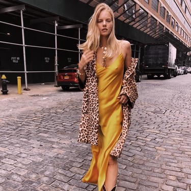 Los vestidos lenceros salen a la calle: 13 slip dress para pisar el asfalto con mucha fuerza 