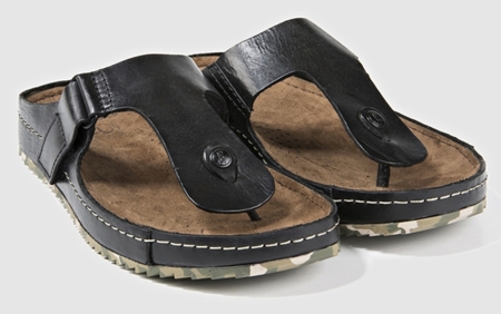A paso romano con las sandalias `de dedo´ de Clarks